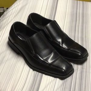 Men’s black dress shoes size 10.5